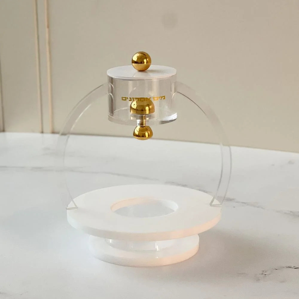 Lucite Mayim Achronim, Gold